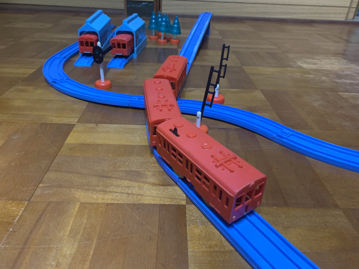 三重電池鉄道 昨日アップした古いプラレールのカタログ見ていて この謎めいた部品はこうやって使えばいいのかってのが分かった税 昔の 立ち木 は緑が半透明だったことも気づいた税 それにしてもレールは ジョイントはめるだけですぐ割れてしまう涙