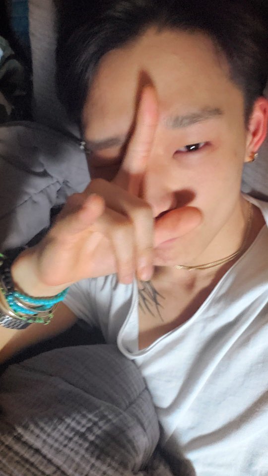 kjunhole's tweet photo. apparently jiwon entered one of those open chatrooms created by fans on kakaotalk to share pics of a certain idol and dropped a short clip and two pics ,, https://t.co/sF6mIv2nab