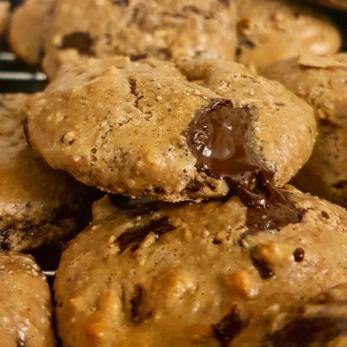 ardi8shehu's tweet photo. Cookie Time!
#cookies #ketorecipes #proteincookies #hazelnutcookies #stayhome #cookstuff #chocolatechipcookies #tuesdaypic #tuesdaymotivation #atethemall #wifeisangry #husbandishappy #datbelly https://t.co/RDlEBC2XLd