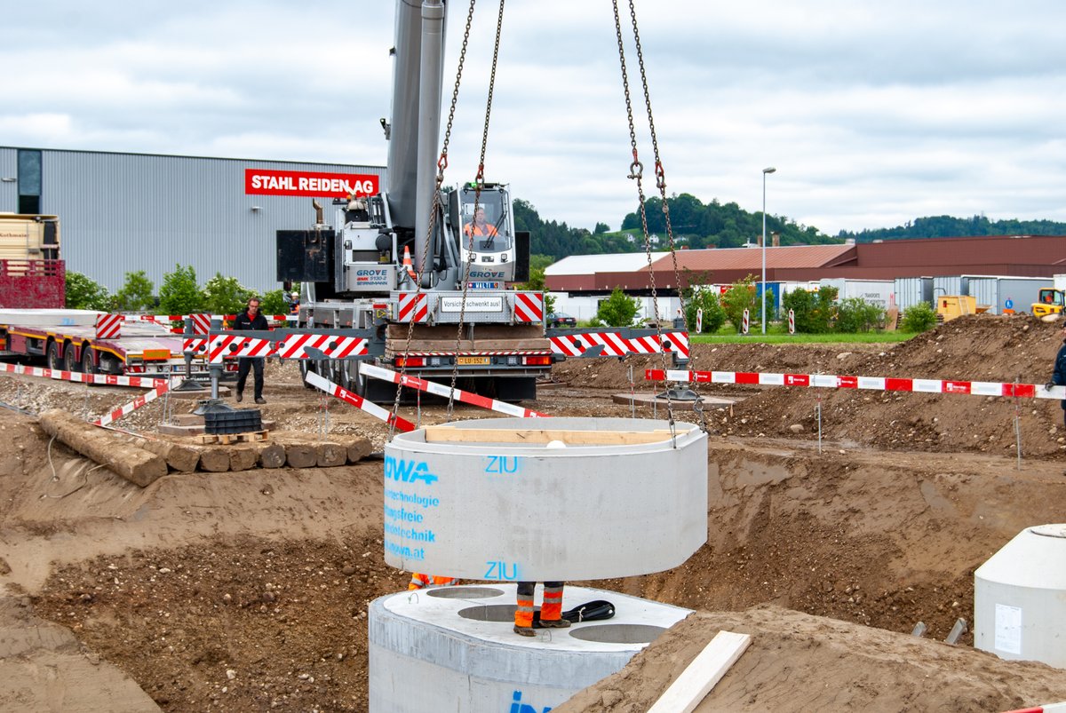 Die erste Anlage wurde heute auf der Baustelle angeliefert und mit höchster Präzision verankert: Dieser Hochleistungsabscheider wird das Abwasser vom LKW-Waschraum reinigen und Öl sowie Schmutz abscheiden. 
facebook.com/www.martireide…