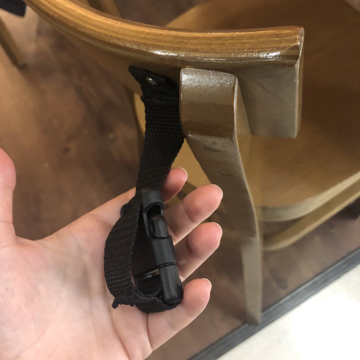 Wieso das am Stuhl hängt? Damit kannst du deine Tasche festbinden, sodass sie nicht einfach genommen werden kann 🎒👍🏽 #Brasilien #ErlebeEs