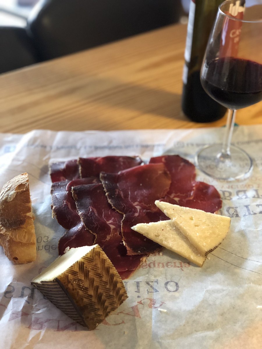 txapucabor's tweet photo. En León el bar por ahora es en casa. #cecinadeleon #leonesp #quesodeleon #vinodeleon https://t.co/Qyo57OnK6B