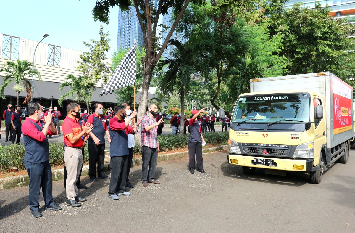 agpeduli's tweet photo. Kick Off CSSR AGP di SCBD, Selasa (12/5/2020) - Pandemi Covid-19 tidak hambat AGP bersama Pengusaha Indonesia berbagi sembako. Bantuan ini langsung diberikan kepada warga kurang mampu di berbagai daerah dgn tetap mengikuti protokol kesehatan yg ditetapkan pemerintah.
#AGPeduli https://t.co/MNONuTw7rI