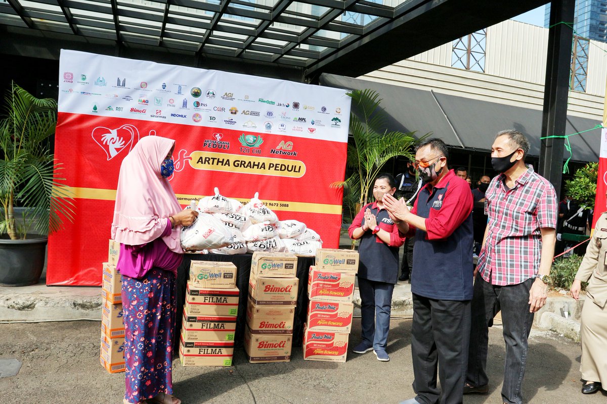 agpeduli's tweet photo. Kick Off CSSR AGP di SCBD, Selasa (12/5/2020) - Pandemi Covid-19 tidak hambat AGP bersama Pengusaha Indonesia berbagi sembako. Bantuan ini langsung diberikan kepada warga kurang mampu di berbagai daerah dgn tetap mengikuti protokol kesehatan yg ditetapkan pemerintah.
#AGPeduli https://t.co/MNONuTw7rI