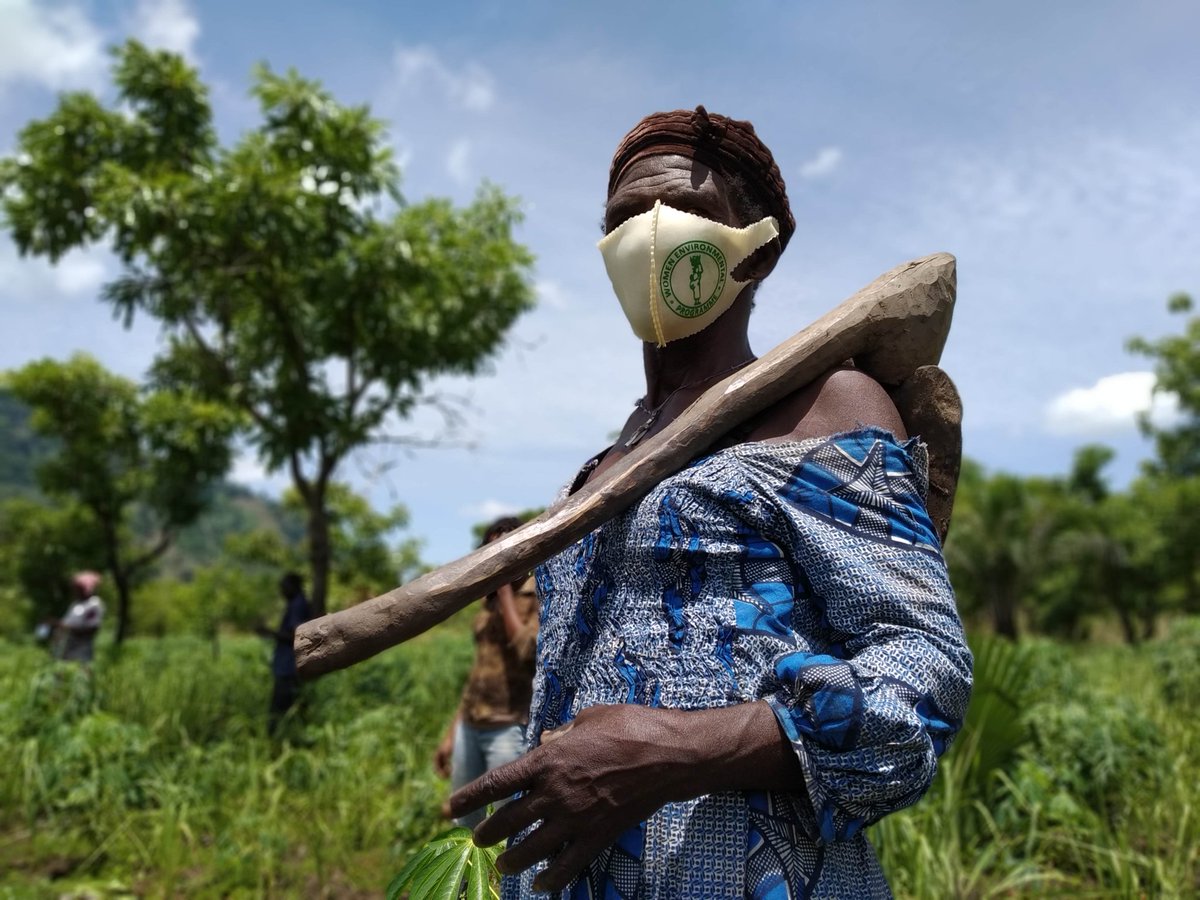 TogoWep's tweet photo. Nous sommes soucieux de nos femmes rurales, ce matin, nous leur venons avec nos cache-nez afin de les protéger contre le #COVIDー19. #weptogo #femmes #climat #environnement #agroecologie https://t.co/4Gng5SfPAE