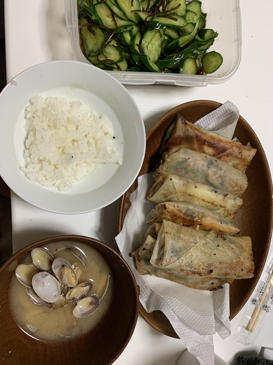 曖昧 Ba 真悟 久々に手作り感溢れまくりのご飯 始めて春巻きを作りました D 皮と餡のバランスをしっかりしないと皮が破れて油がビチビチよ 後はあさりの味噌汁ときゅうりの塩昆布漬 うまぁ D Twitter家庭料理部 料理 クッキング 曖昧 Ba 真悟 久々に手作り感溢れまくりのご飯 始めて春巻きを作りました D 皮と餡のバランスをしっかりしないと皮が破れて油がビチビチよ 後はあさりの味噌汁ときゅうりの塩昆布漬 うまぁ D Twitter家庭料理部 料理 クッキング