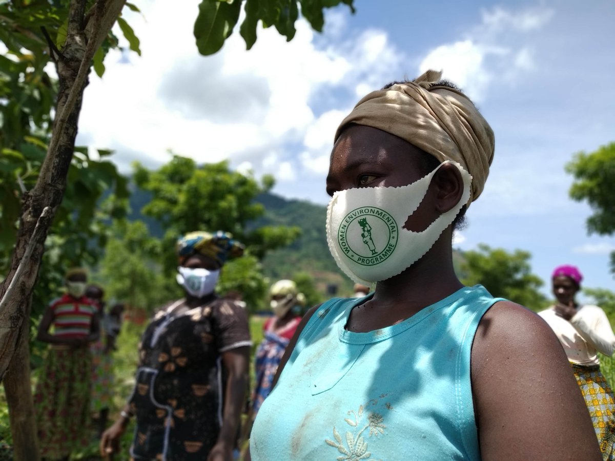TogoWep's tweet photo. Nous sommes soucieux de nos femmes rurales, ce matin, nous leur venons avec nos cache-nez afin de les protéger contre le #COVIDー19. #weptogo #femmes #climat #environnement #agroecologie https://t.co/4Gng5SfPAE