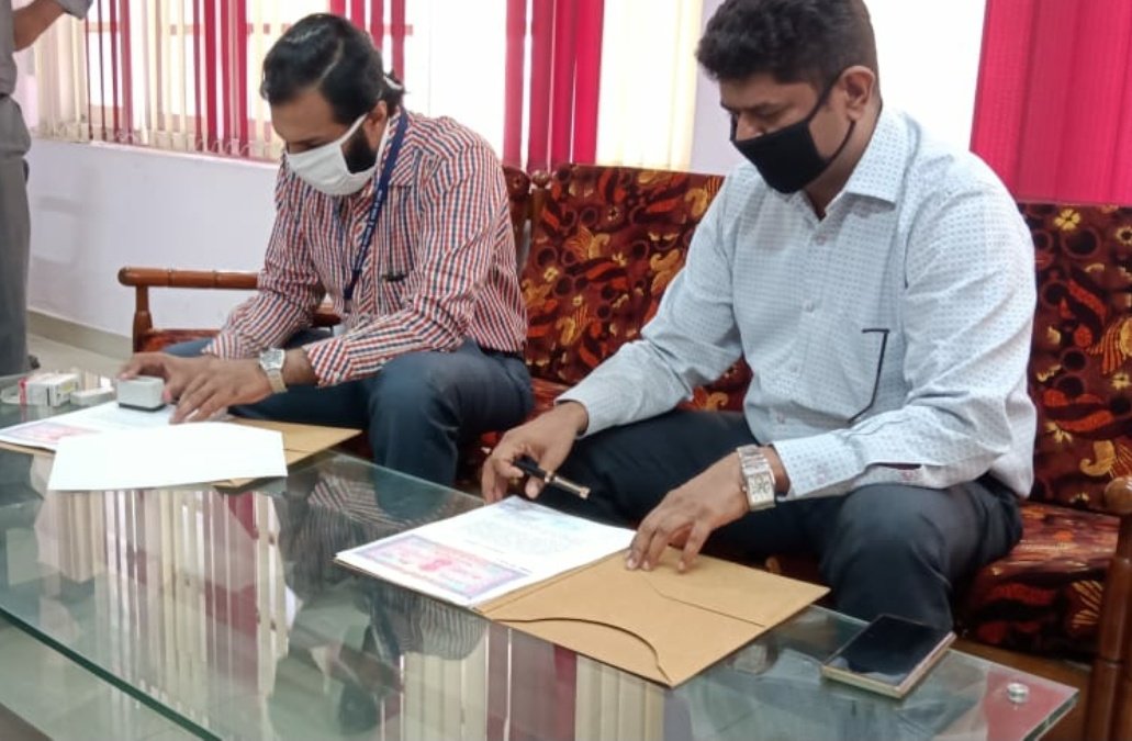 IRTSassociation's tweet photo. Dr. Rajesh Chandran #IRTS Sr. DCM Trivandrum and Shri Sayeed Rashid #IPoS Director Postal services Kerala circle signed MoU for pick up and door delivery of parcels transported by trains. This will go a long way in filling a critical gap in the supply chain.
#IRTSMovingIndia https://t.co/0WPgJ4I5hT