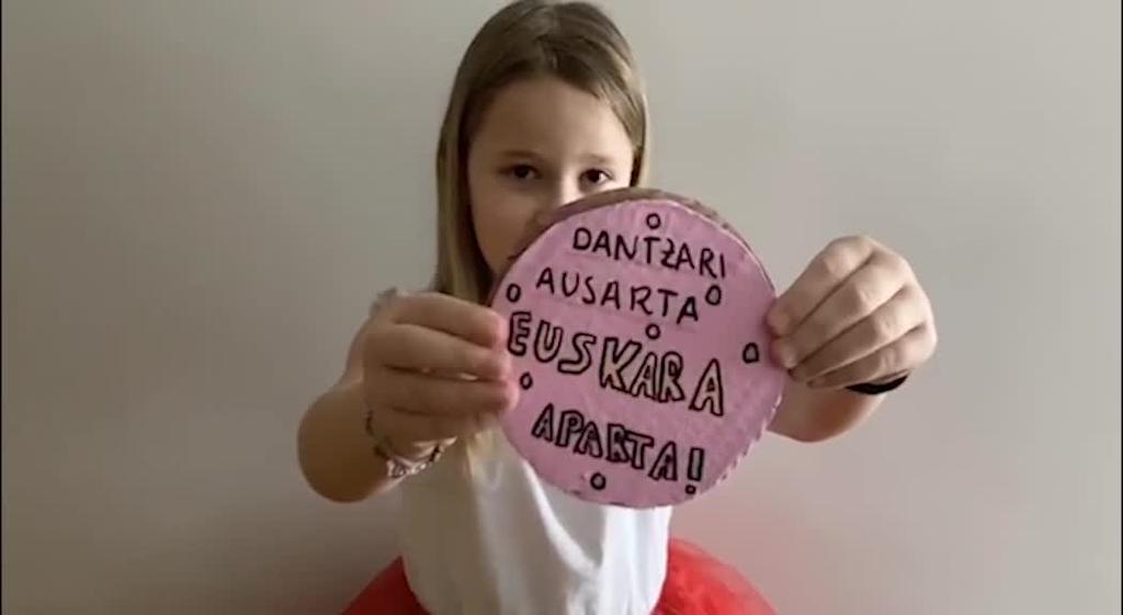 GITBinfo's tweet photo. Euskarari ikusgarritasuna gehitzeko asmoarekin mozorro festa egin zuen Aittu Euskara Taldeak 🎭🎭https://t.co/rCryg44JX7 https://t.co/JYj1MD95d6