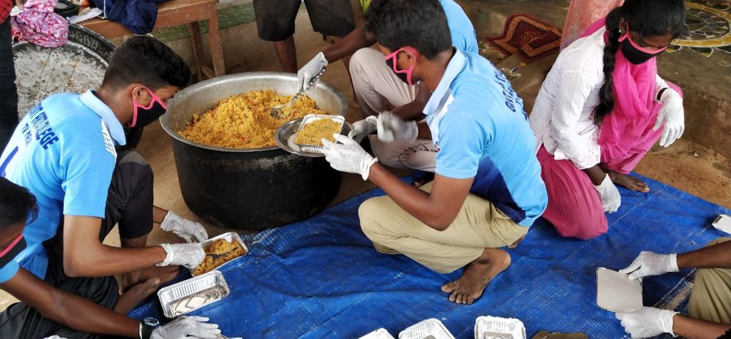 Def_PRO_Chennai's tweet photo. #ExYogdan NCC Cadets from Govt College Thiruvannamalai, Tamilnadu have voluntarily contributed and distributed meals to the poor and needy amid Covid-19 spread. @rajnathsingh @airnewsalerts @PIB_India @DefenceMinIndia @PMOIndia @drajaykumar_ias https://t.co/hJvcRQO2rJ