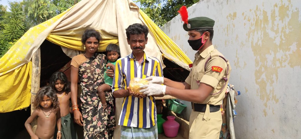 Def_PRO_Chennai's tweet photo. #ExYogdan NCC Cadets from Govt College Thiruvannamalai, Tamilnadu have voluntarily contributed and distributed meals to the poor and needy amid Covid-19 spread. @rajnathsingh @airnewsalerts @PIB_India @DefenceMinIndia @PMOIndia @drajaykumar_ias https://t.co/hJvcRQO2rJ