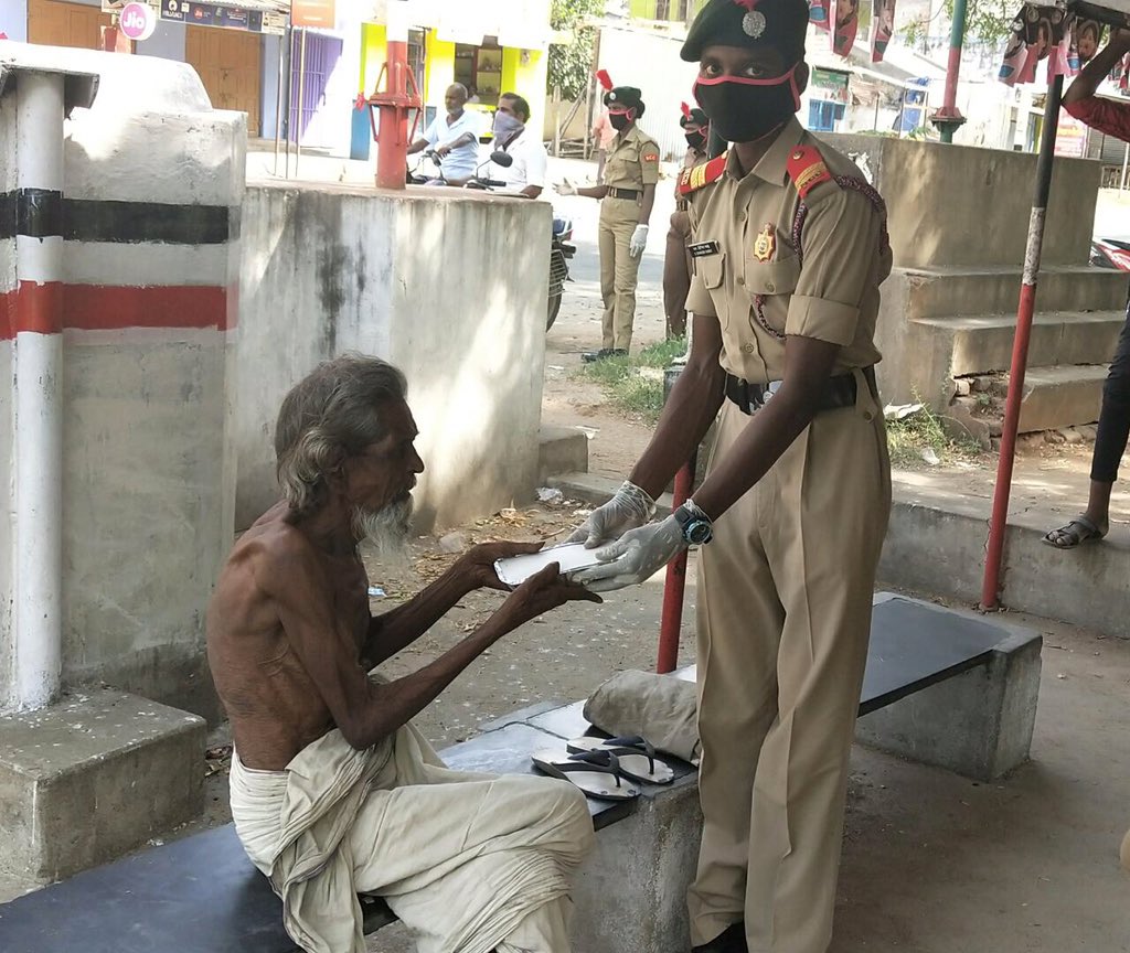 Def_PRO_Chennai's tweet photo. #ExYogdan NCC Cadets from Govt College Thiruvannamalai, Tamilnadu have voluntarily contributed and distributed meals to the poor and needy amid Covid-19 spread. @rajnathsingh @airnewsalerts @PIB_India @DefenceMinIndia @PMOIndia @drajaykumar_ias https://t.co/hJvcRQO2rJ