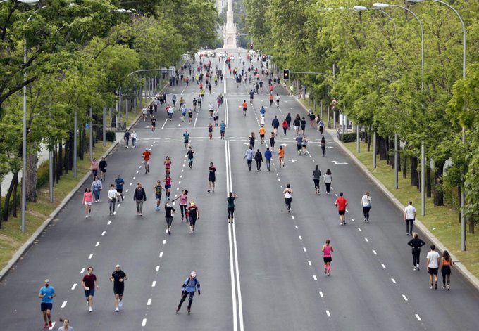 MisAndenesCali's tweet photo. #PILDORITA REFLEXIVA    

Dirk Janssen nos hace caer en cuenta que cuando no hay motorizados apreciamos cuánto espacio público se libera.

(Foto: Paseo de la Castellana en Madrid) https://t.co/XM9elPuupt