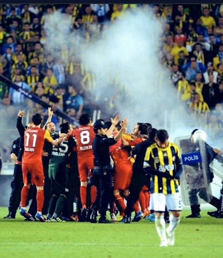 Sahrademiir's tweet photo. 'Burası kadıkoy burdan çıkış yok' dedikten sonra kadıköyde kendi sahalarında kupa kaldıran bir takım düşün ❤💛
"SİZE HER MAYIS BİZİ HATIRLATIR"
#12Mayis2012 https://t.co/dV7fc9lJnC
