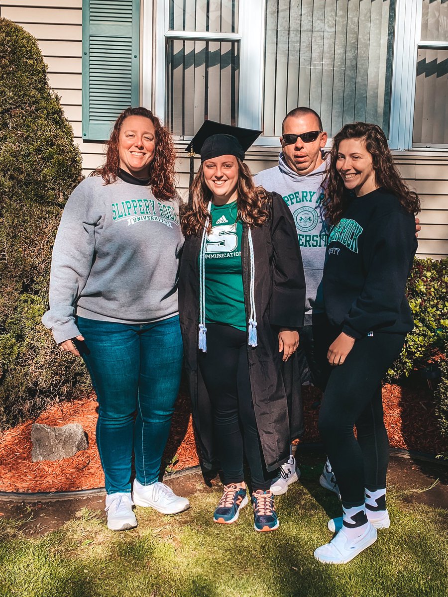 amato_samantha's tweet photo. Graduation with family and friends 🎓❤️ There’s nothing better! #CountdownIsOver https://t.co/3eNbT8cg92