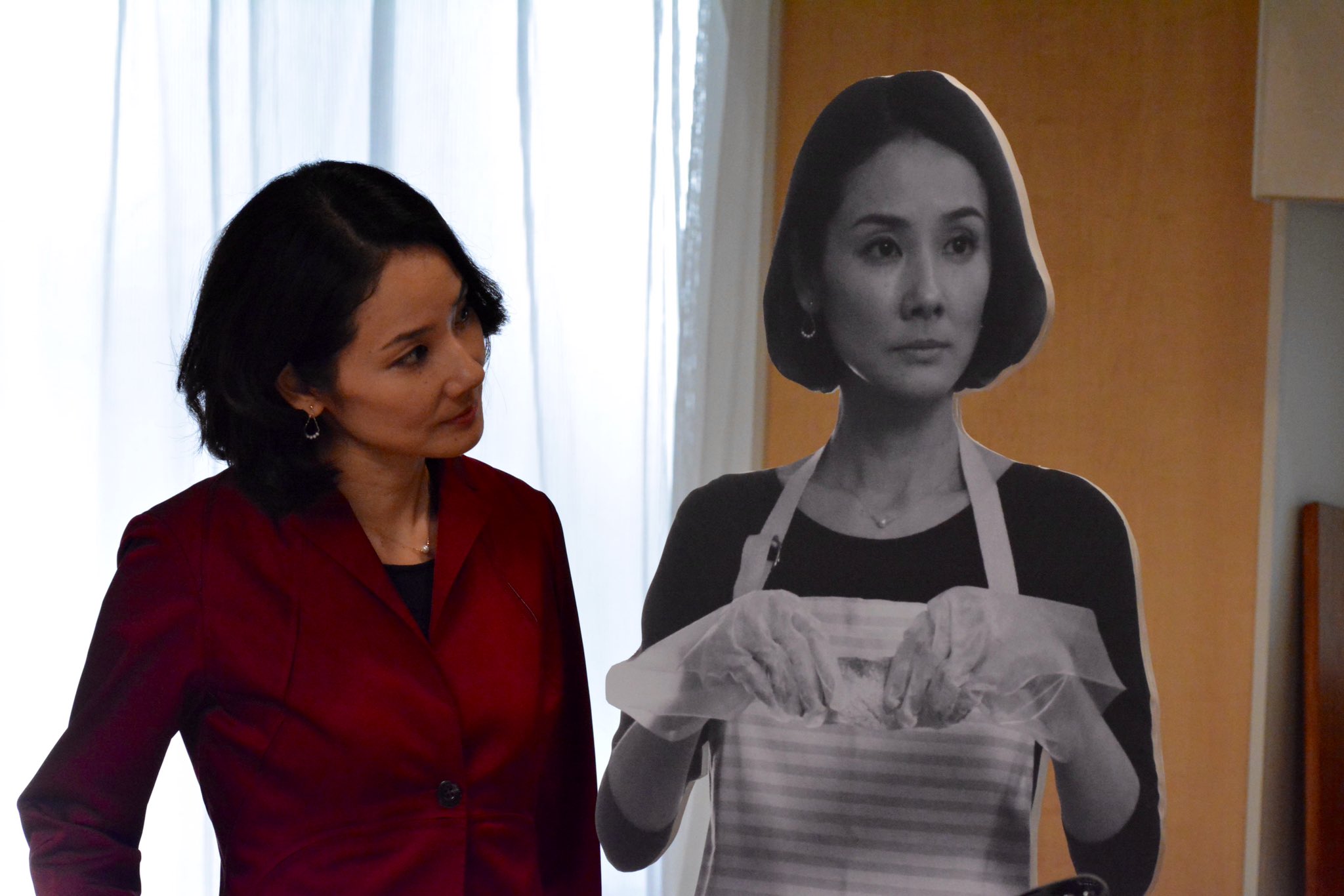 吉田羊等身大パネル1枚