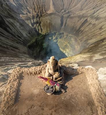 Indianbackdrop's tweet photo. Lord Ganesha at the Edge of Mt.Bromo in East Java, Indonesia.

It is named "Mt.Bromo" because Javanese pronounce the #Hindu God "Brahma" as Bromo.

Indonesia has largest population of Muslims.

This is an Active volcano, the volcano fumes gases to give Arthi to Lord #Ganesha. https://t.co/KZelD1NrAz