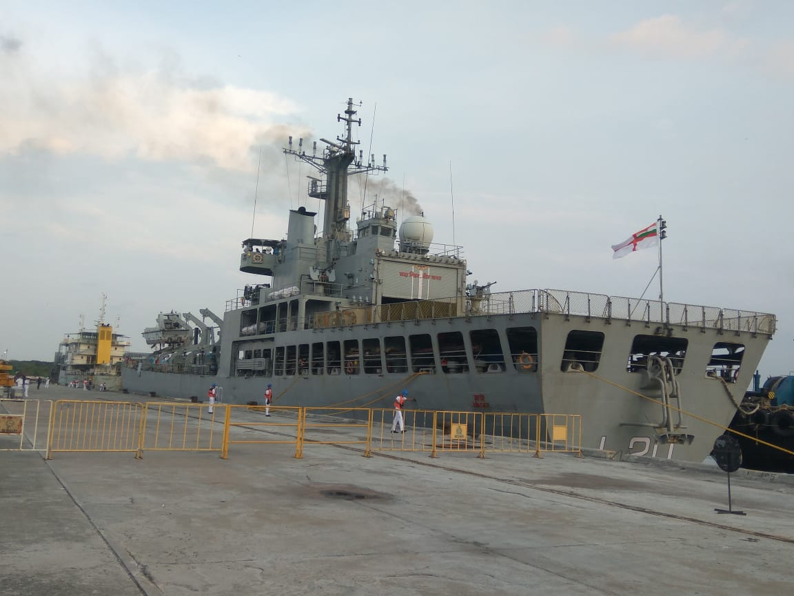 DefencePROkochi's tweet photo. #OpSamudraSetu #MoDAgainstCorona #bringhomeexpats
Home Finally!! #INSMagar berths alongside #Kochi @cochin_port, Samudrika cruise Terminal which has all arrangements for quick n easy immigration post screening.@indiannavy @SpokespersonMoD @CMOKerala @MOS_MEA @airnews_tvm https://t.co/QTGw89fEOr