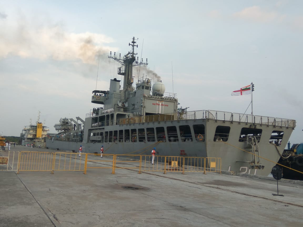 DefencePROkochi's tweet photo. #OpSamudraSetu #MoDAgainstCorona #bringhomeexpats
Home Finally!! #INSMagar berths alongside #Kochi @cochin_port, Samudrika cruise Terminal which has all arrangements for quick n easy immigration post screening.@indiannavy @SpokespersonMoD @CMOKerala @MOS_MEA @airnews_tvm https://t.co/QTGw89fEOr
