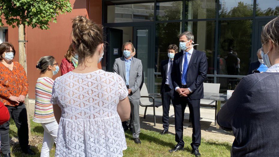 olivierveran's tweet photo. Merci à tous les personnels en EHPAD et aux aides à domicile qui, pendant cette période difficile, accompagnent au quotidien nos aînés. Ce matin, j’ai tenu à échanger avec eux, dans le Val-de-Marne. https://t.co/HMDqbakCs4