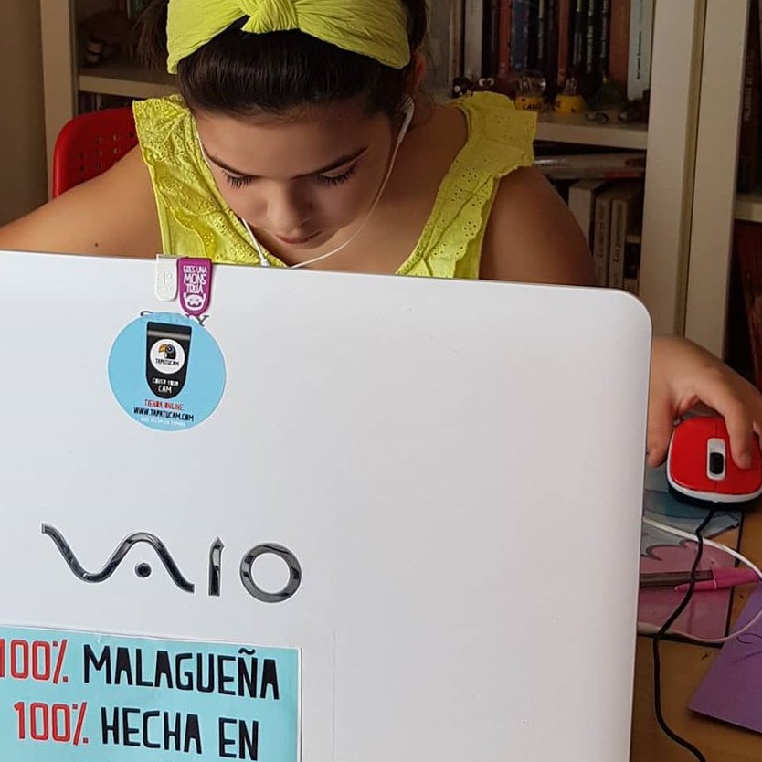 🏪 Estos días compartimos espacio con #alumnado de que de repente han cambiando de aula. Ahora el #colegio se llama #classroom, #Zoom, #Skype...están #aprendiendo mucho del #mundodigital, y de #ciberseguridad. 👧👦🏻El #controlparental es imprescindible... bit.ly/AulaenCasa