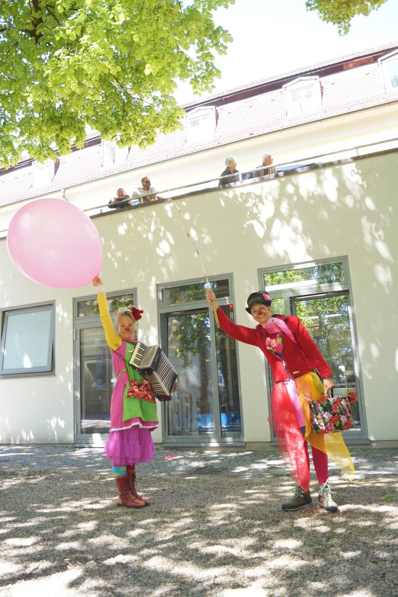 #clinicclowns Abwechslung und Unterhaltung für unsere Bewohner, heute im #spitalgarten