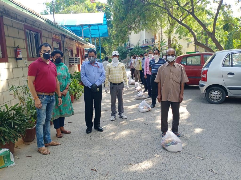 ONGC_'s tweet photo. #ONGC Delhi distributed dry ration to over 600 underprivileged families in Nandnagri #Delhi and near ONGC Colony Noida during #Lockdown as part of its #CSR outreach.
#IndiaFightsCoronavirus 
#ProudfToBeAnONGCian https://t.co/vedBUSbqcc