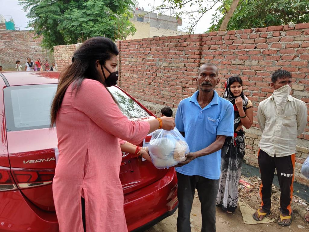ONGC_'s tweet photo. #ONGC Delhi distributed dry ration to over 600 underprivileged families in Nandnagri #Delhi and near ONGC Colony Noida during #Lockdown as part of its #CSR outreach.
#IndiaFightsCoronavirus 
#ProudfToBeAnONGCian https://t.co/vedBUSbqcc