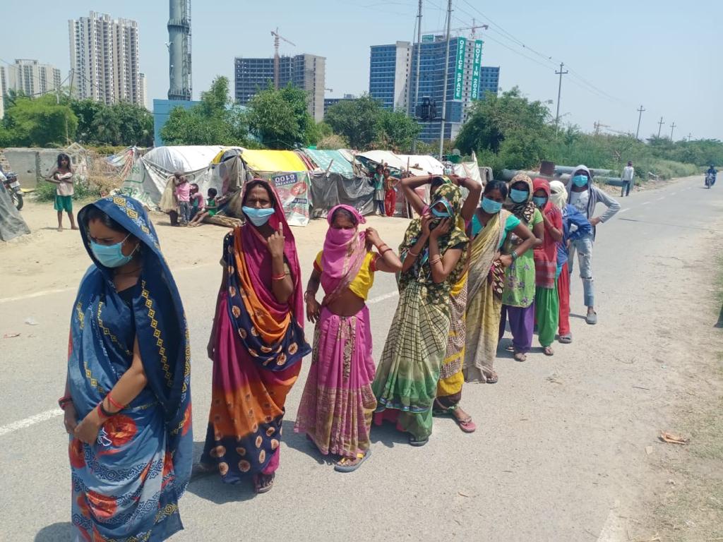 ONGC_'s tweet photo. #ONGC Delhi distributed dry ration to over 600 underprivileged families in Nandnagri #Delhi and near ONGC Colony Noida during #Lockdown as part of its #CSR outreach.
#IndiaFightsCoronavirus 
#ProudfToBeAnONGCian https://t.co/vedBUSbqcc