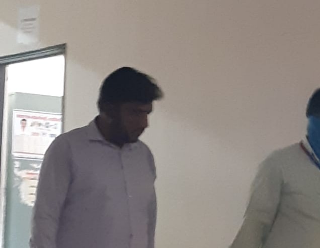 GhmcWard's tweet photo. Sir మాస్క్ లేకుండా ఈరోజు నాంపల్లి మండల్ VRO పి.నరేష్ విధులు నిర్వహిస్తున్నాడు విఆర్ఓ నరేష్ మల్లెపల్లి ప్రాంతానికి చెందినవారు ఆ ప్రాంతంలో అధికంగా కరోన కేసులు ఉన్నాయి  దీనిపై తగు చర్యలు తీసుకోగలరు https://t.co/Bbyur1Wr5L