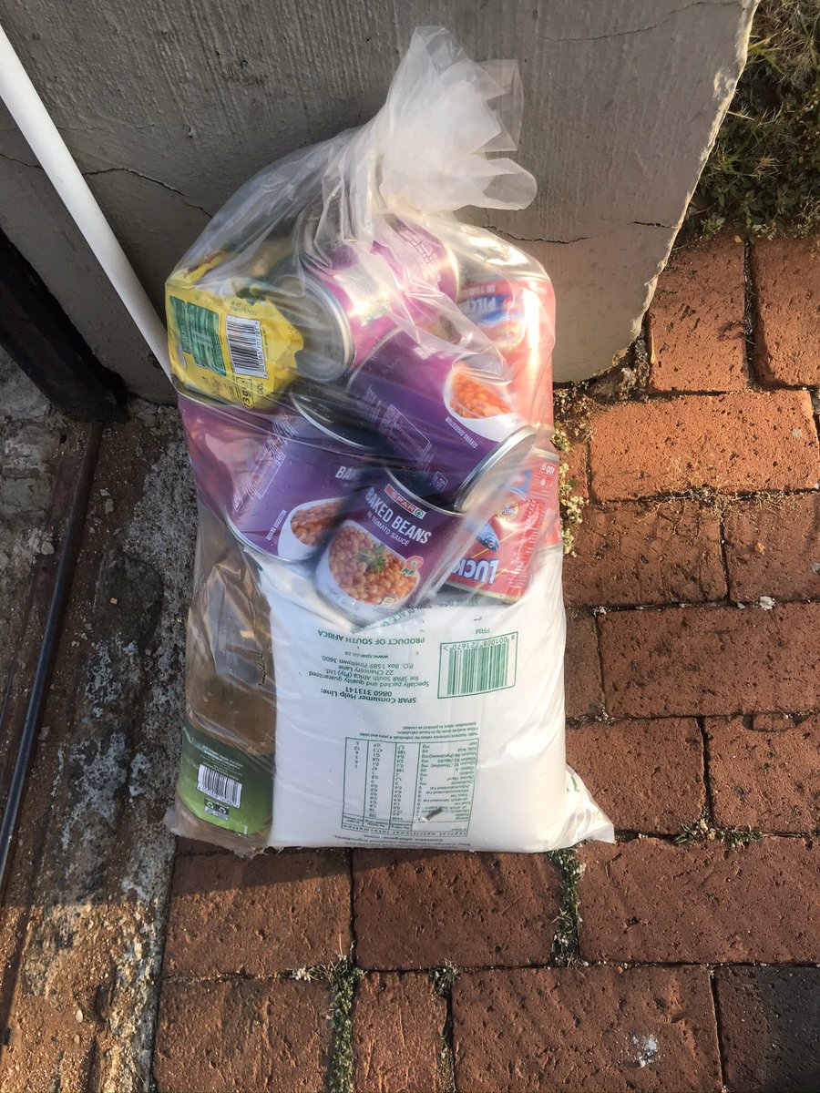 So on Sunday I found this hamper just outside my gate. At first, I thought it was one of my neighbours who left it at my gate as they have seen me giving food and parcels to this one gentleman who comes to my gate almost every day