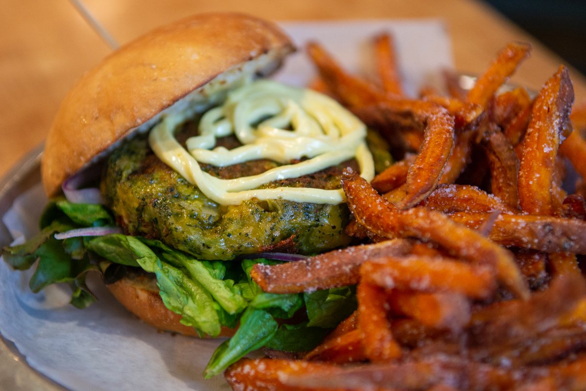 bitesofbullcity's tweet photo. Day 12 of #31DaysofTakeout🍔There's no greater comfort than sinking your teeth into a juicy @BullCityBurger paired with some aromatic duck fat fries! They also have BCBB beer, growler refills, 20% off wine, ice cream, cookies, and baking supplies! https://t.co/NBTnzAPSkT https://t.co/FbTTtmhRGl