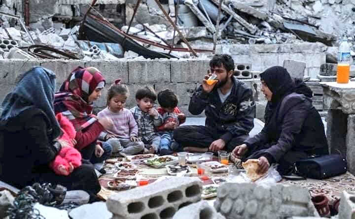 #RüyamdaGördüm                        İdlip’te bir iftar sofrası.
İnsanın çok şey söyleyesi geliyor.
Mesela elimizdeki  imkanların yeterince şükrünü vermeyen biz zavallılara.