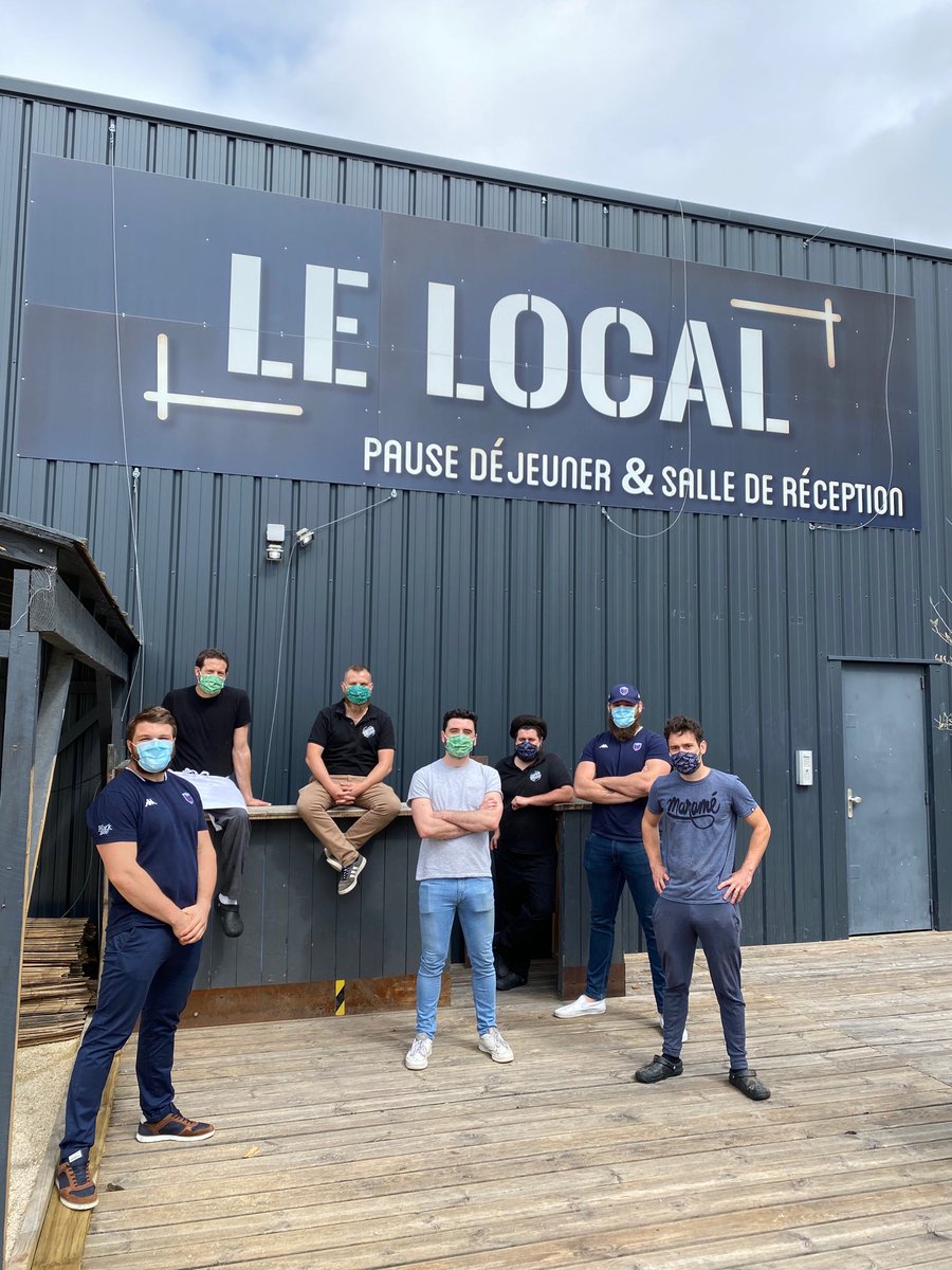 FCGrugby's tweet photo. 🍔 Retour en cuisine pour ⁦@m_capelli⁩ et Dylan Jacquot, avec la fabrication des burgers du Local #AllezFCG https://t.co/SuD2vGK42G