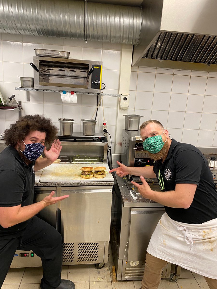 FCGrugby's tweet photo. 🍔 Retour en cuisine pour ⁦@m_capelli⁩ et Dylan Jacquot, avec la fabrication des burgers du Local #AllezFCG https://t.co/SuD2vGK42G