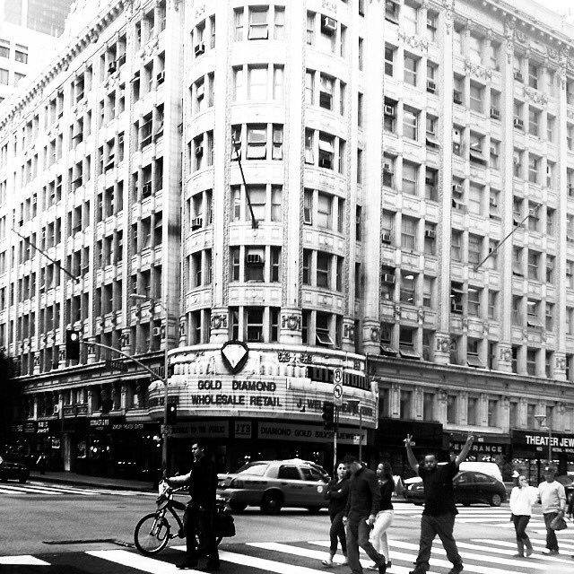 TheLastPirateLA's tweet photo. #PhotoOfTheDay  #photographer  #LosAngeles #Art #Artist  #StreetRunnerFilms #dtla. #la #downtown #city #losangeles #streetart #art #artist #film #filmart #Creative #photoart #womeninfilm #streetphotography  #citylifestylers  #LA2013 https://t.co/Y3galEcOqT