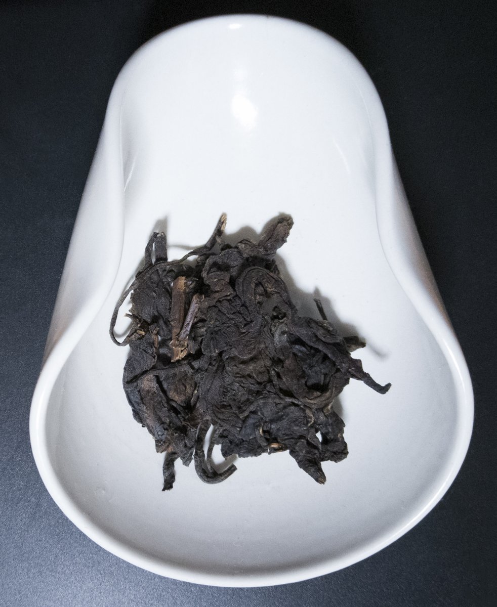 akio121's tweet photo. 本日のお茶
2004 Yuen Neun Hong Tai Chang Raw Pu-erh Tea #teaside
#唐津紫砂茶壷 #豊増一雄
80ml3g100度1R 10、10、12
タイのプーアール、傾向として苦味があるが、このお茶は先味の後の方から甘みがある。水飴のような甘み。体感は顔と手が熱く、少し蒸せる。
#茶好連 https://t.co/wXZ7AVAq95