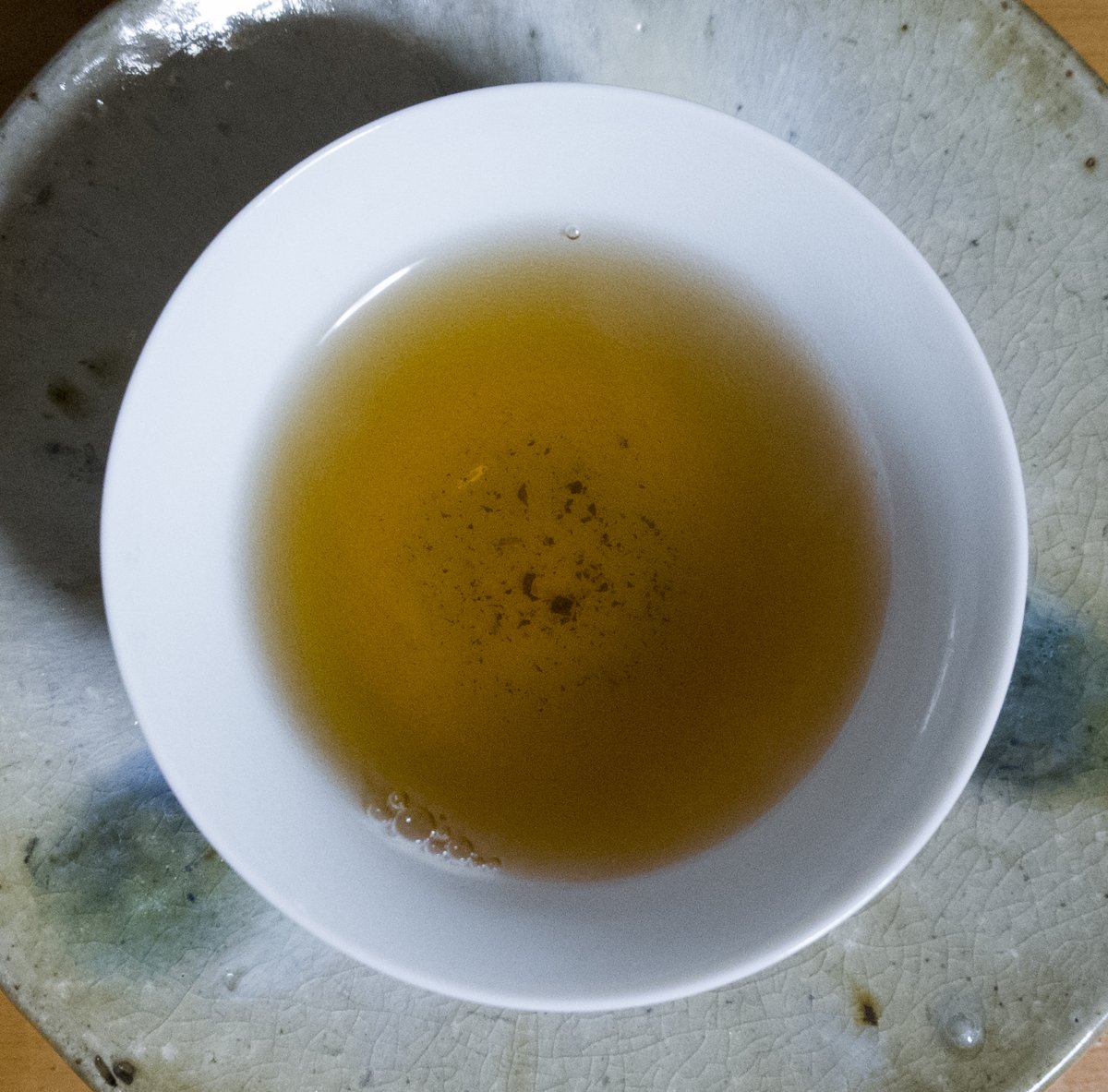 akio121's tweet photo. 本日のお茶
2004 Yuen Neun Hong Tai Chang Raw Pu-erh Tea #teaside
#唐津紫砂茶壷 #豊増一雄
80ml3g100度1R 10、10、12
タイのプーアール、傾向として苦味があるが、このお茶は先味の後の方から甘みがある。水飴のような甘み。体感は顔と手が熱く、少し蒸せる。
#茶好連 https://t.co/wXZ7AVAq95