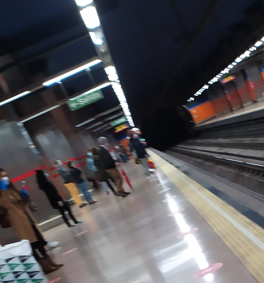 MirSol01's tweet photo. @metro_madrid para poder guardar correctamente la distancia de Seguridad, sería recomendable aumentar la afluencia de los metros... Ya que tardando 10m en hora punta se llenan los andenes. 
Gracias https://t.co/PkkaubnlBc