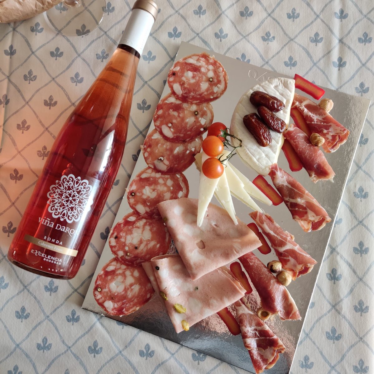 marbAllStars's tweet photo. Hoy te invitamos al aperitivo. Disfrutamos de una bandeja exquisita de embutidos y quesos artesanales con el sello de @GoyoCatering Bocados gloriosos que tienen en el rosado Viñas Daron de @ExcelenciaRonda y distribuido por @ImportmontesSL su mejor complemento #JuntosBrillamosMas https://t.co/rEJ5WMbUeF