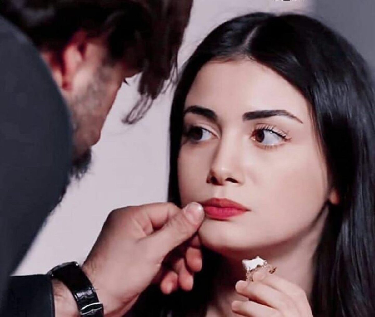 مشيت بـ سفرة عيونچ ادور عن حلم بيه حظ لگيت رموشچ احلامي  🍃🖤