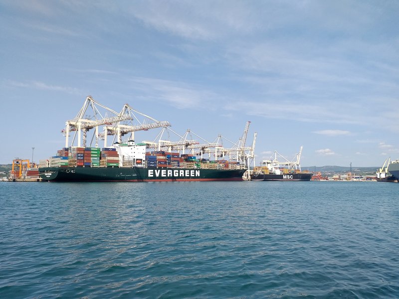 VesselFinder's tweet photo. Ocean Alliance With Updated Rotation In Adriatic
https://t.co/xK9ZTmZTe1 #Koper #OceanAlliance #Adriatic #EverStrong https://t.co/pvPY8jFhGK