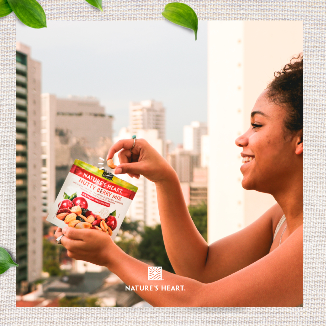 naturesheartbr's tweet photo. Sorria para as coisas simples da vida. Durante aquela pausa no meio do dia, o Nutty Berry Mix torna sua rotina muito mais saudável, de forma prática e natural. 😉 #CultiveOSeuMelhor
#NaturesHeartBrasil #Alimentaçaosaudavel #NaturesHeart #NuttyBerryMix #SnackSaudavel https://t.co/ONJlv8NUvL