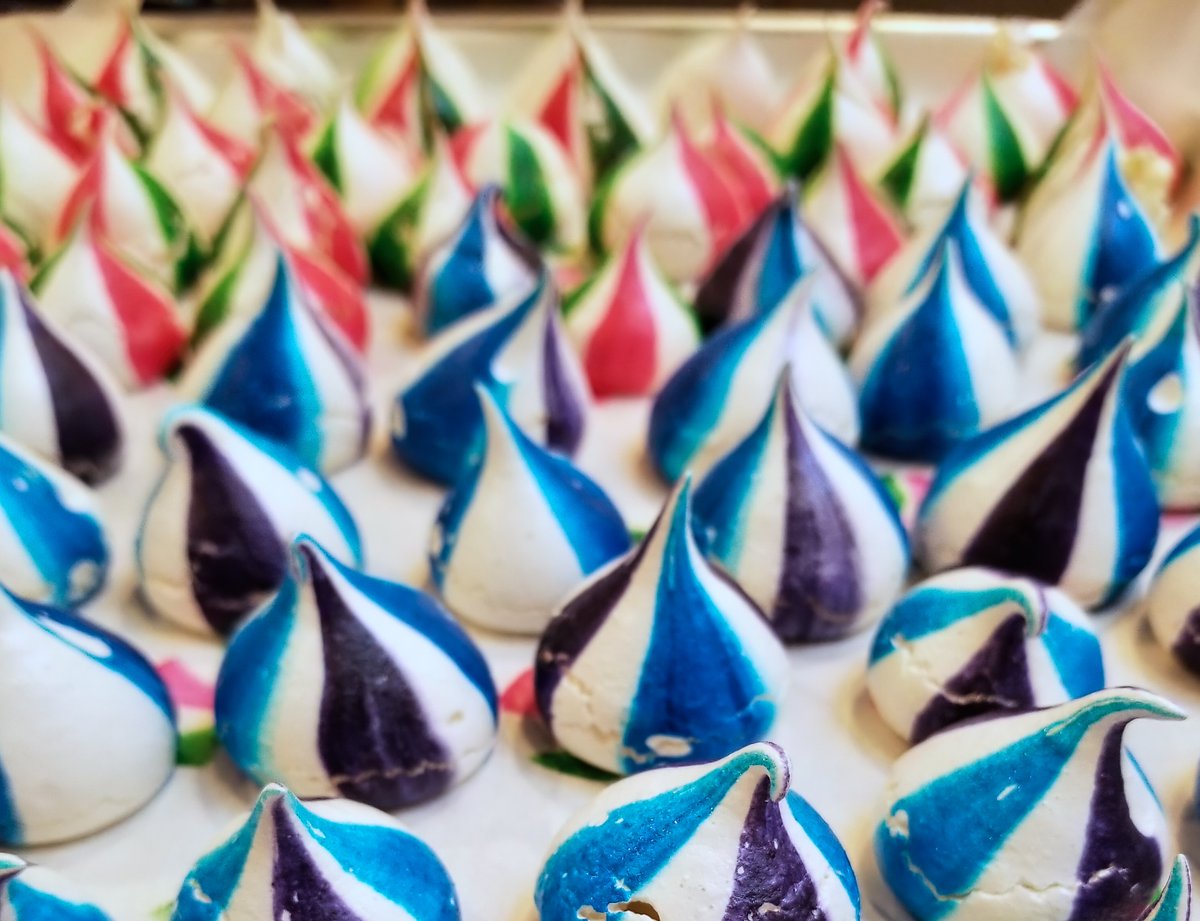 Ready for some kisses? Meringue kisses, that is. Join me on FB Live at 2pm and I'll share the best ways to make these adorable desserts.
#baking #bakingwithkids #foodie #TuesdayTips  #kisses #sendlove
gailsokol.com