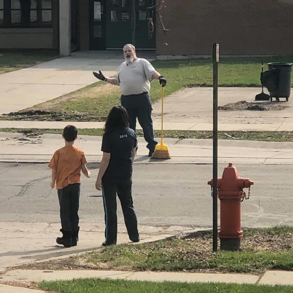 FargoNDSchools's tweet photo. A Lincoln Elementary School student was serenaded by head custodian Tony Gerling for his birthday. Typically Tony will serenade students in the cafeteria on their special day, but this student's birthday was after schools closed. It looks like Tony delivered with gusto! #FPSproud https://t.co/zMvIViDMr7