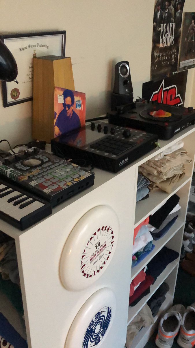 JohnsGoodTweets's tweet photo. This has been the DAW-less setup as of late. Mad freeing in terms of creativity and just popping in to cook
#RolandSP404sx
#AkaiMPCone
#NumarkScratch https://t.co/0cG5xR2u51