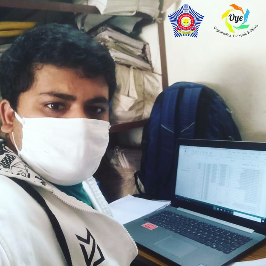 OYE_India's tweet photo. Ameya Walinjkar, our Proud Rakshak managing administrative work at his nearest police station to help the Police Department ease their work pressure. If you think you can be a Rakshak too, register by clicking on the link in the bio.
#MainBhiRakshak #OyeIndia #MumbaiPolice https://t.co/lOOYfgTJkA