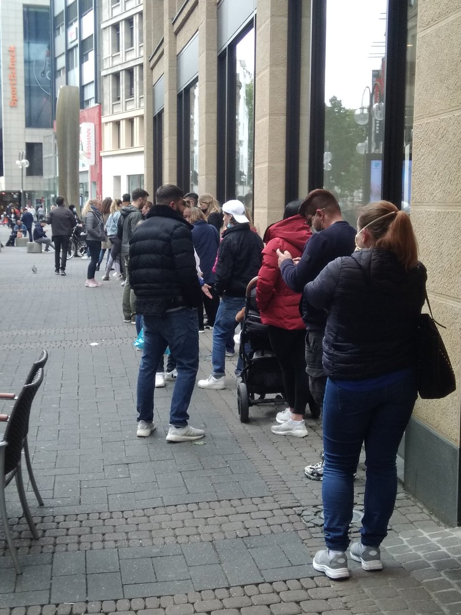 SabinevomBus's tweet photo. Wie in der #DDR! Mit welcher Rechtfertigung müssen die Leute ca 1 Stunde vor Shops warten? Diese Verordnungen sind Rechtswidrig und alle Anwälte sollten in die Gänge kommen! #lockdown #Wirtschaft #COVID19 #TuesdayMotivation #Koeln #GreatAwakening #ObamaGate #GermanyGate #USA #Q https://t.co/aiJQqvktFR