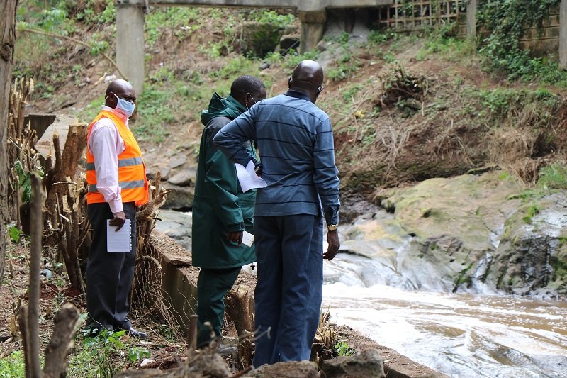 NemaKenya's tweet photo. NEMA inspectors backed by the Environmental Police unit  undertaking aggressive inspections to crack down on all polluters along the Nairobi River @Environment_Ke @StandardKenya @TheStarKenya https://t.co/DDCDgsmVRo