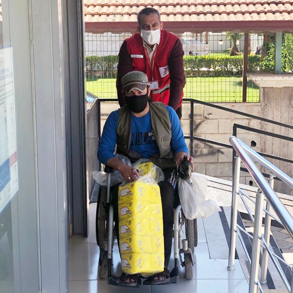 KIZILAYKART's tweet photo. Pandemic is not an obstacle! #Kızılaykart teams keep working uninterruptedly to cover the many more disabled refugees day by day under the #ESSN Programme with @EU_ECHO support. #CardLoadedwithGoodness #WithRefguees https://t.co/ORcQwzHXGR